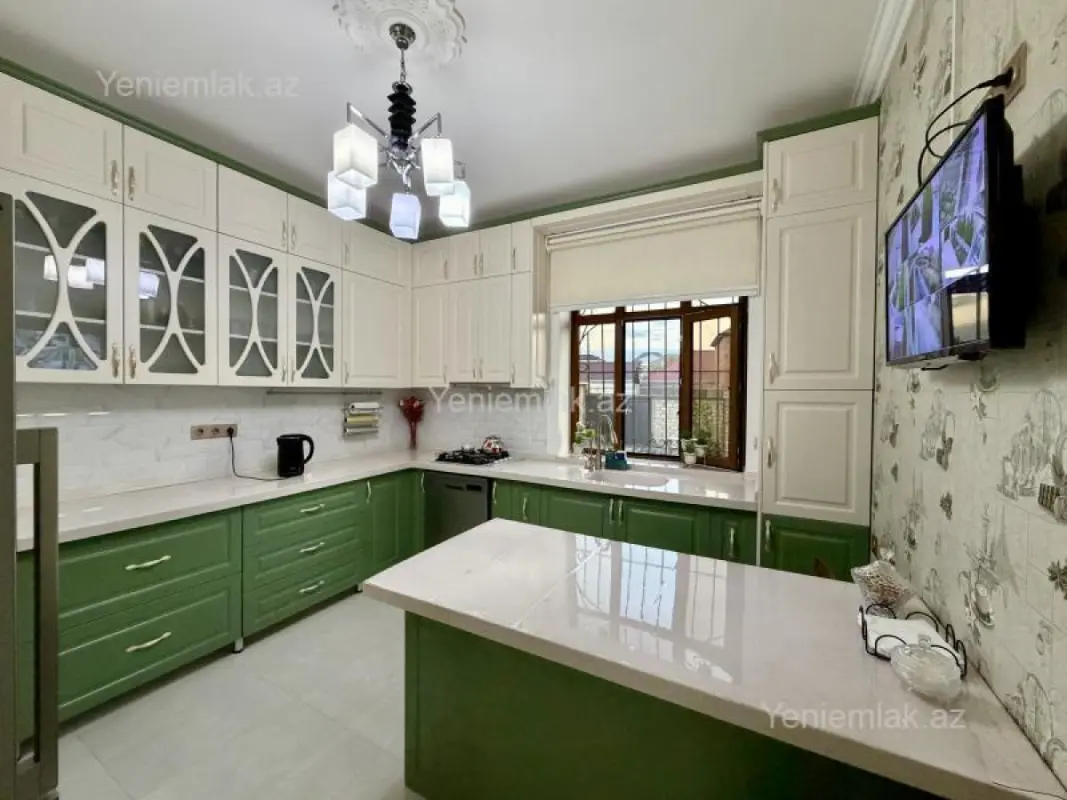 Satılır 8 otaqlı həyət evi 320 m²
