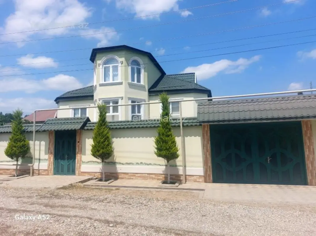 Satılır 10 otaqlı həyət evi 230 m²