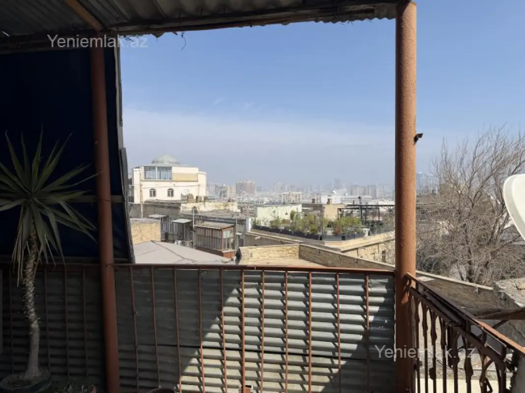Satılır 9 otaqlı köhnə tikili 300 m²