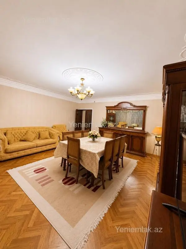 Satılır 3 otaqlı köhnə tikili 135 m²