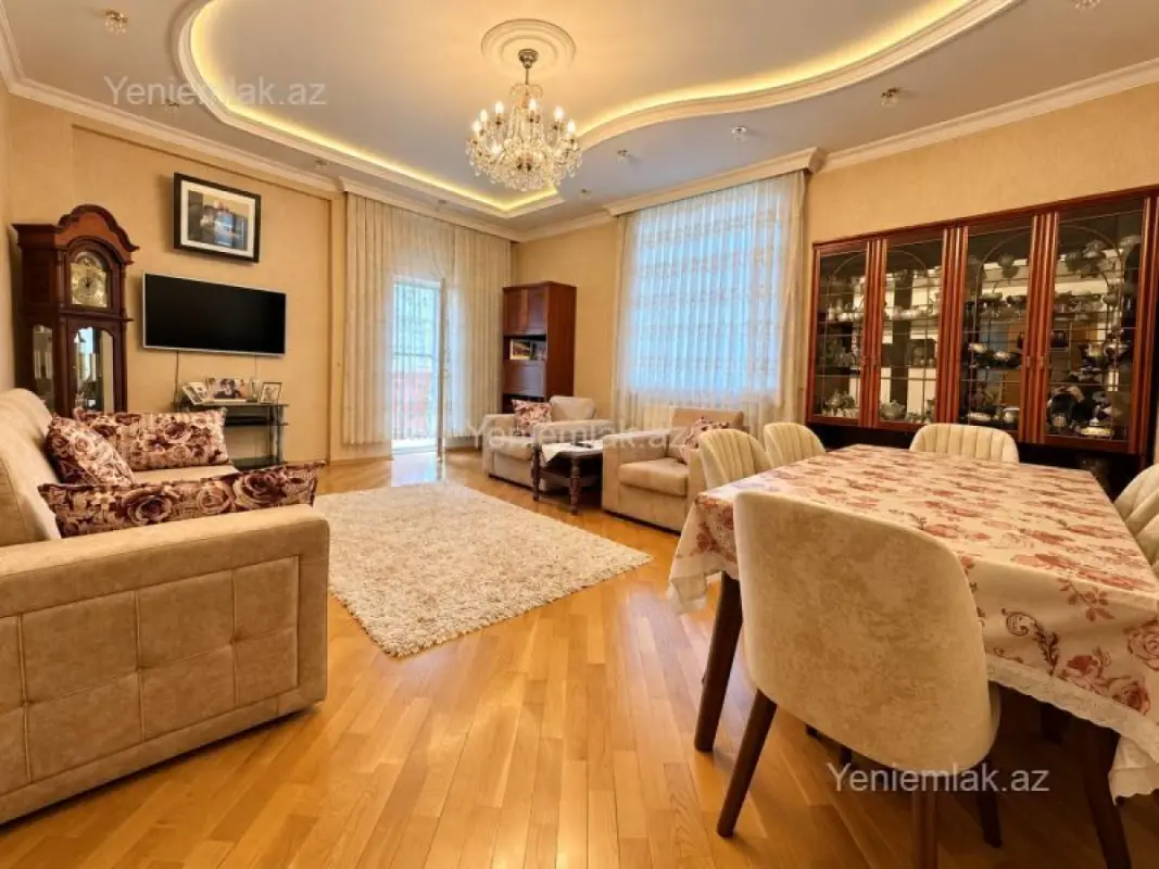 Satılır 3 otaqlı köhnə tikili 140 m²