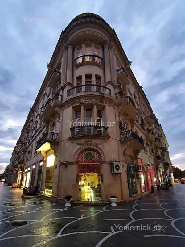 Satılır 4 otaqlı köhnə tikili 130 m²