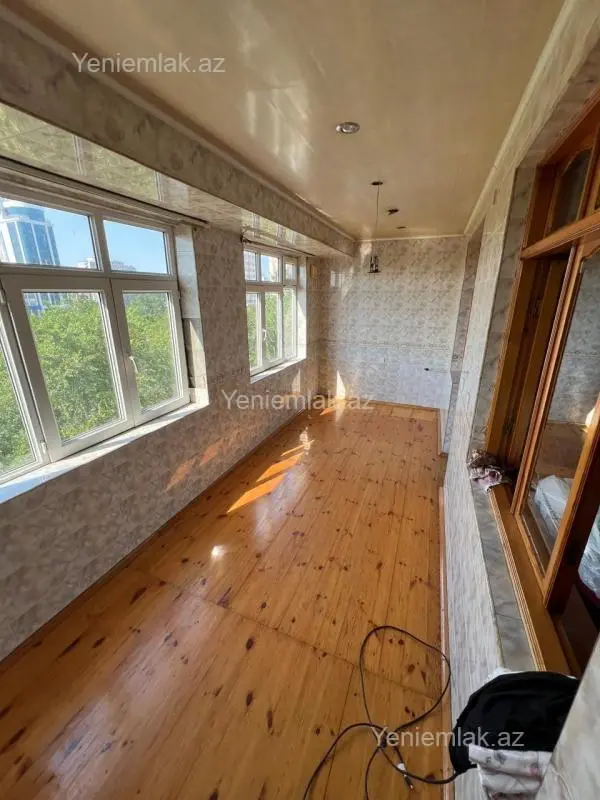 Satılır 4 otaqlı köhnə tikili 100 m²