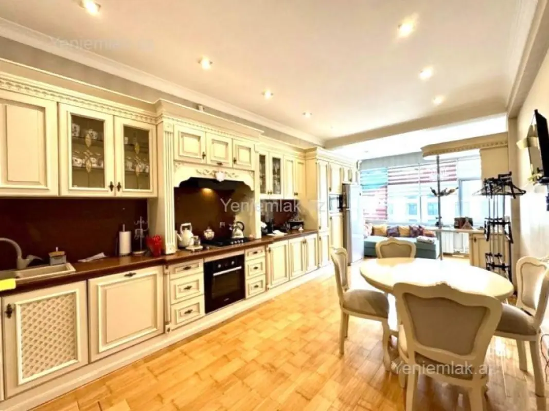 Satılır 3 otaqlı yeni tikili 175 m²
