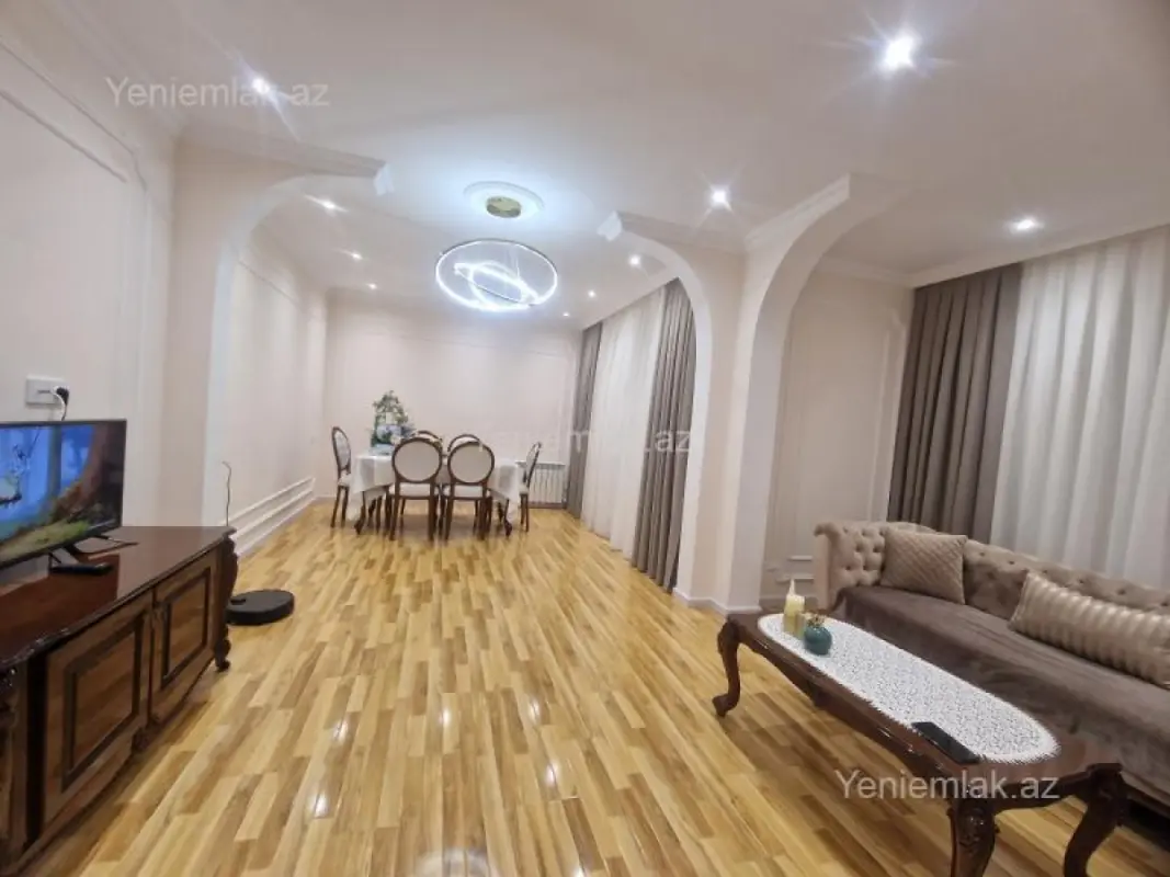 Satılır 4 otaqlı köhnə tikili 120 m²