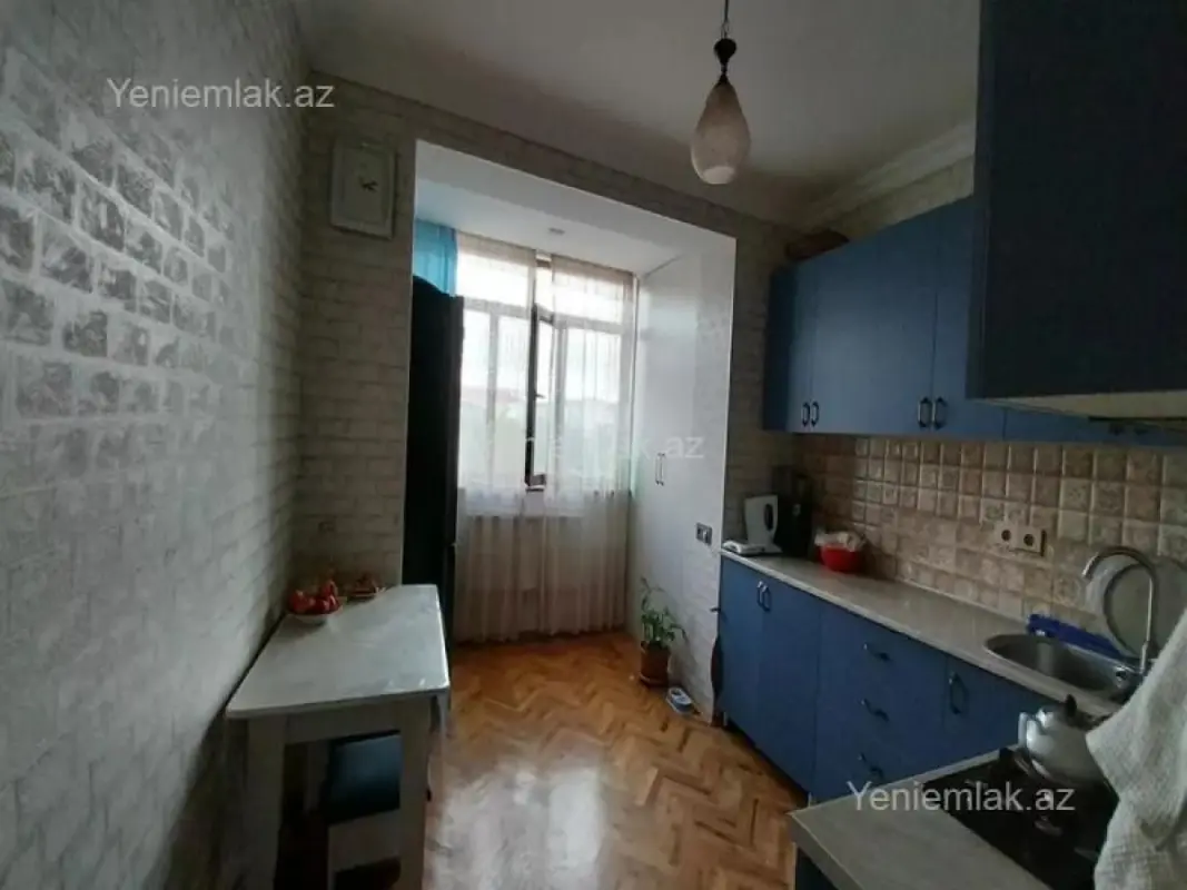 Satılır 4 otaqlı köhnə tikili 100 m²