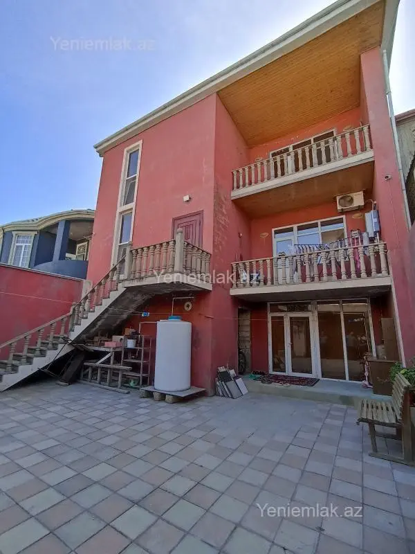 Satılır 10 otaqlı həyət evi 300 m²