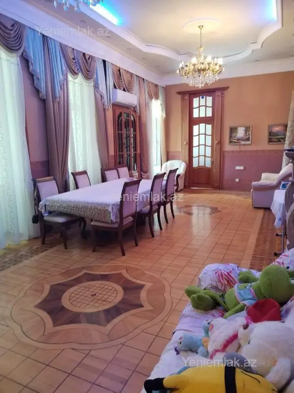 Satılır 5 otaqlı köhnə tikili 200 m²