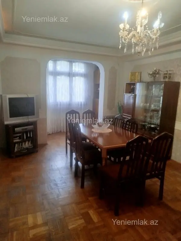 Satılır 4 otaqlı köhnə tikili 110 m²