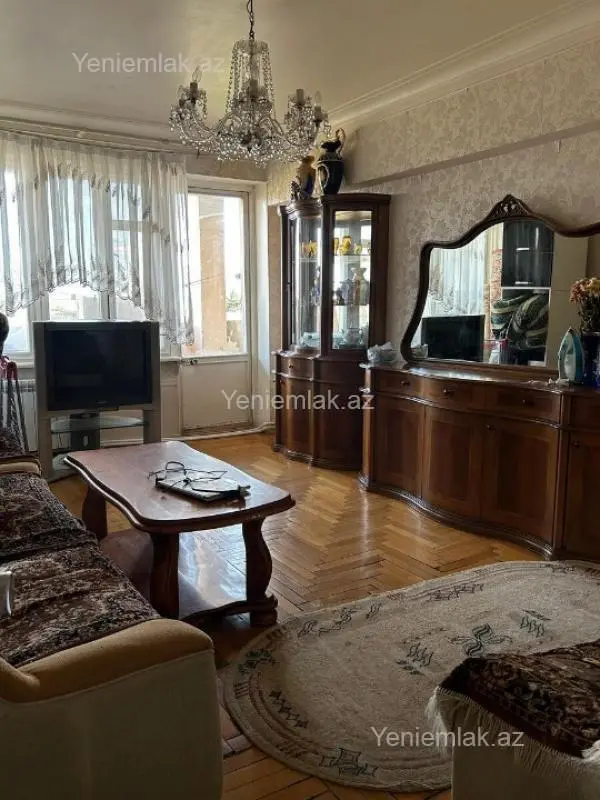Satılır 4 otaqlı köhnə tikili 100 m²