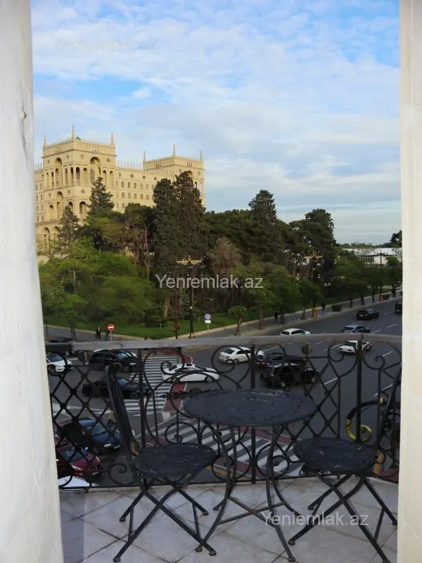 Satılır 6 otaqlı köhnə tikili 250 m²