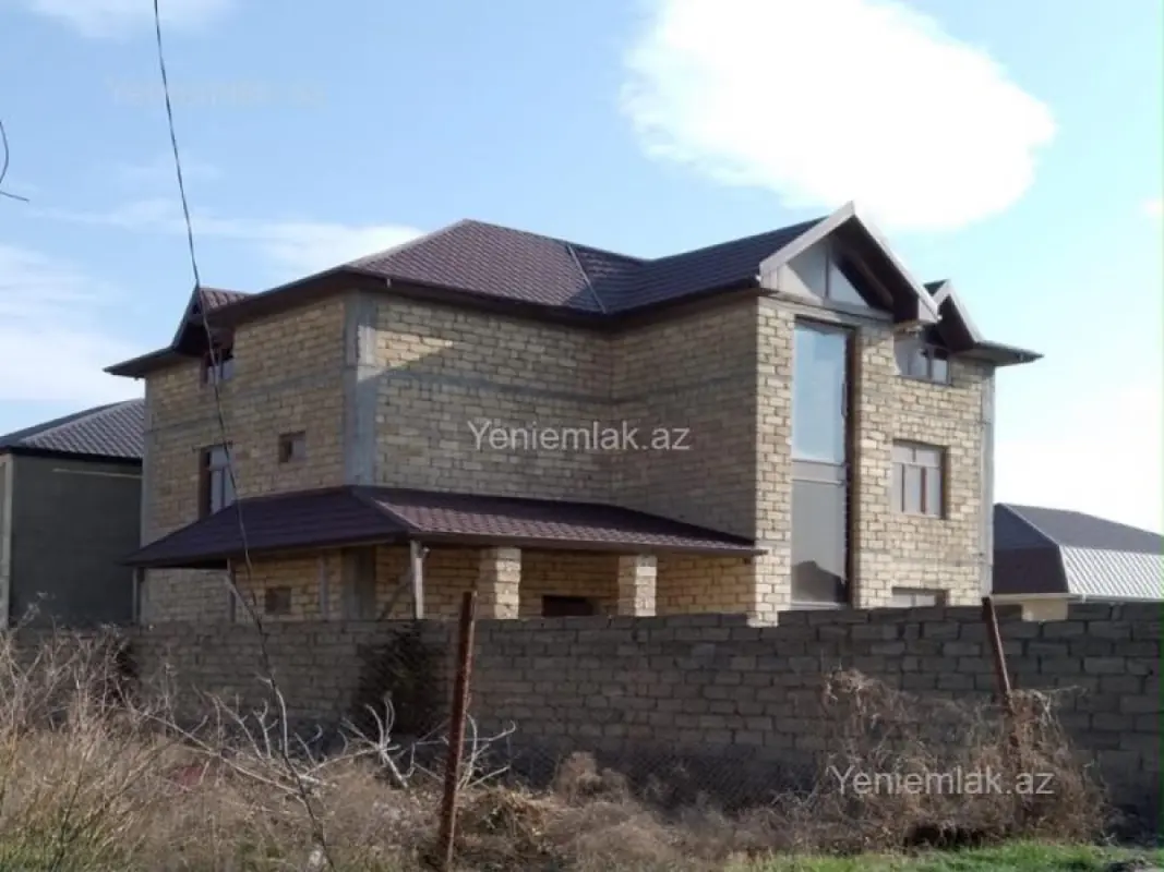 Satılır 9 otaqlı həyət evi 300 m²