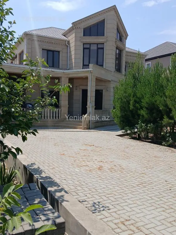Satılır 9 otaqlı həyət evi 300 m²