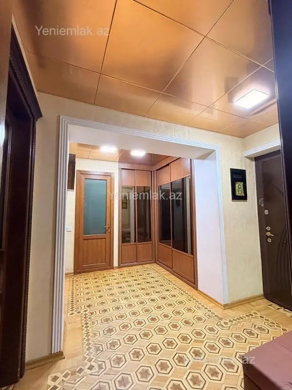 Satılır 4 otaqlı köhnə tikili 120 m²