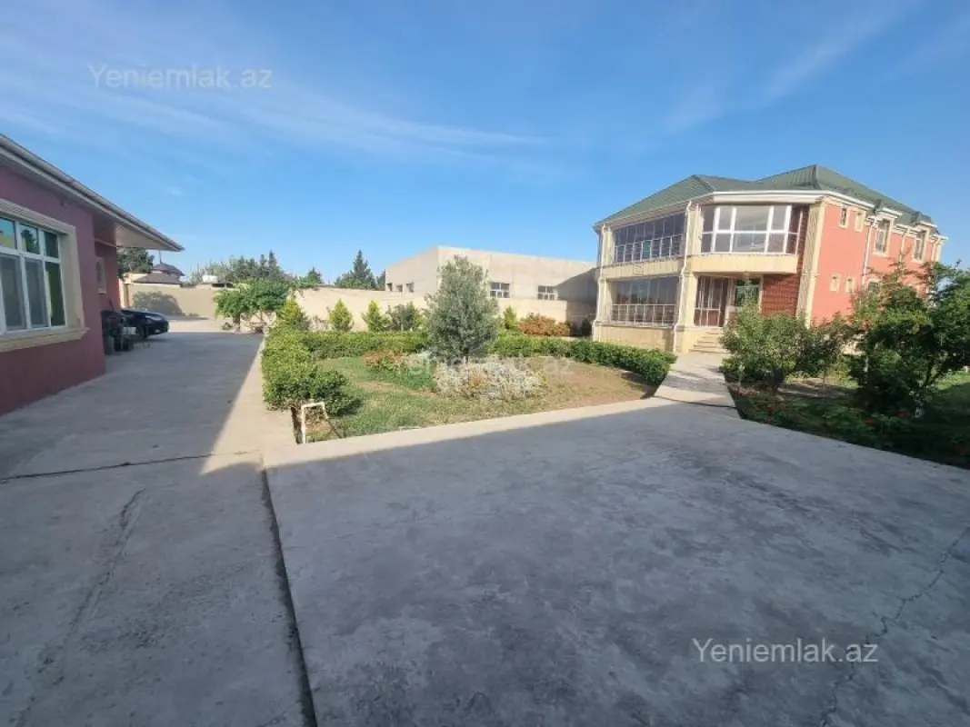 Satılır 8 otaqlı həyət evi 390 m²