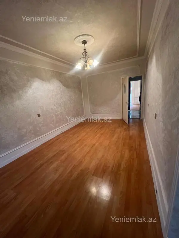 Satılır 3 otaqlı köhnə tikili 75 m²