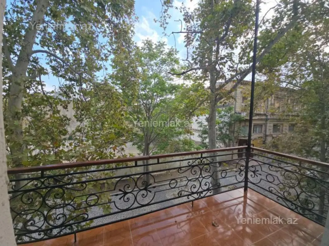 Satılır 3 otaqlı köhnə tikili 110 m²