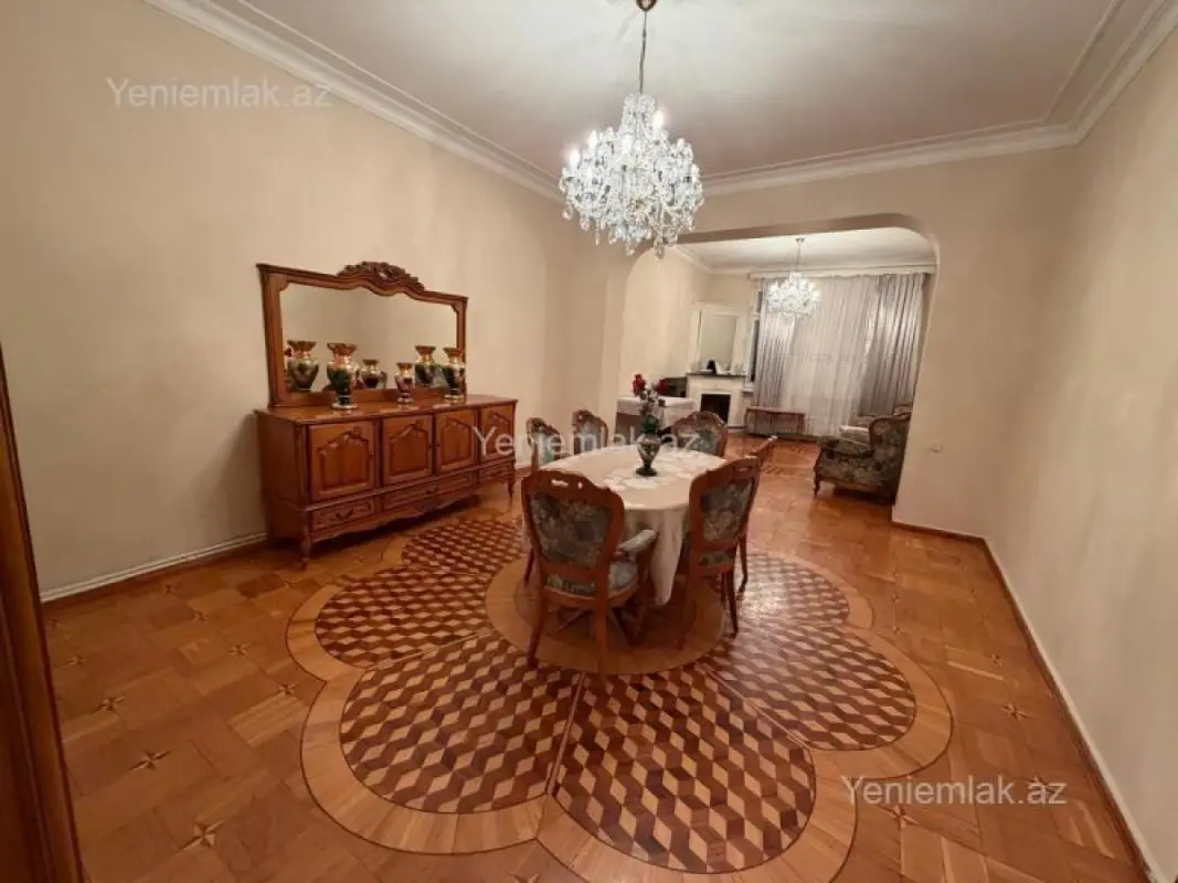 Satılır 4 otaqlı köhnə tikili 200 m²
