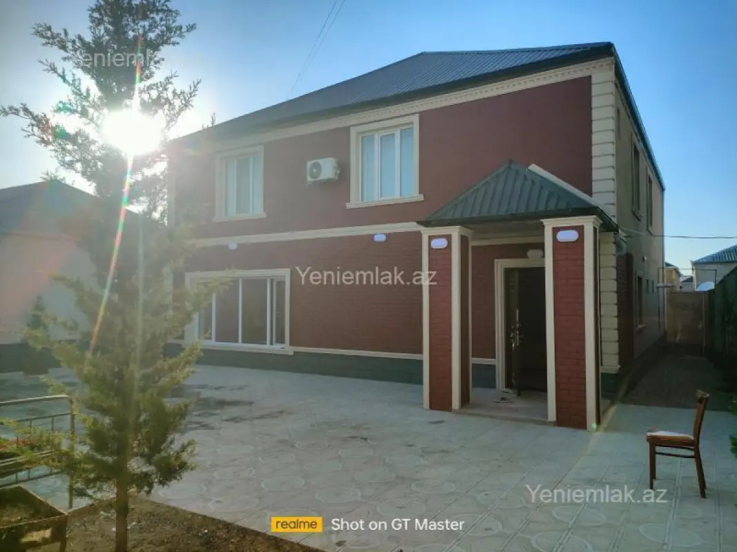 Satılır 5 otaqlı həyət evi 240 m²
