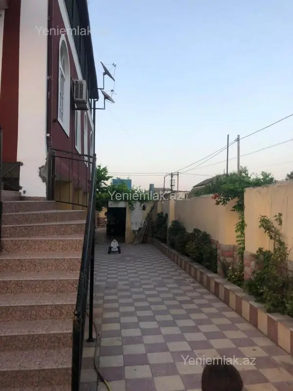 Satılır 6 otaqlı həyət evi 180 m²