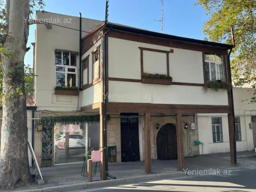Satılır 10 otaqlı həyət evi 400 m²