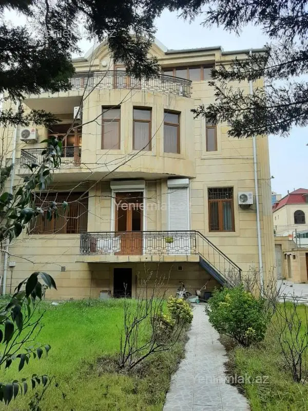 Satılır 10 otaqlı həyət evi 650 m²