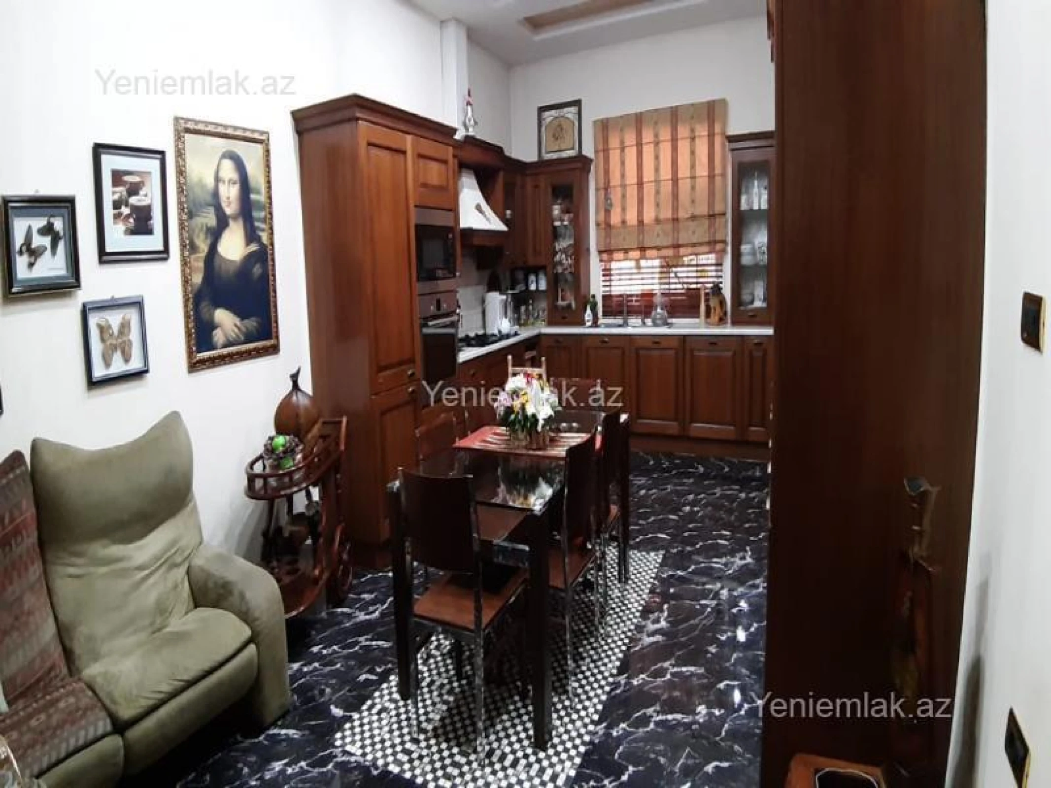 Satılır 10 otaqlı həyət evi 800 m²