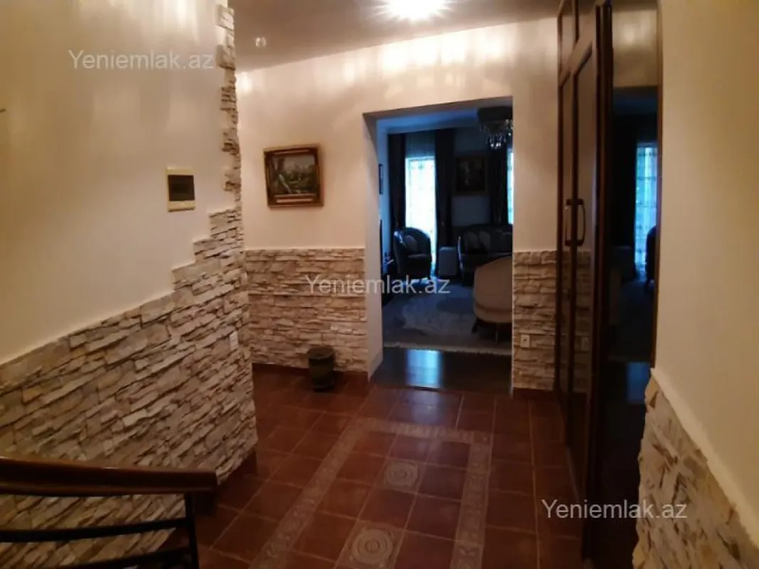 Satılır 10 otaqlı həyət evi 800 m²