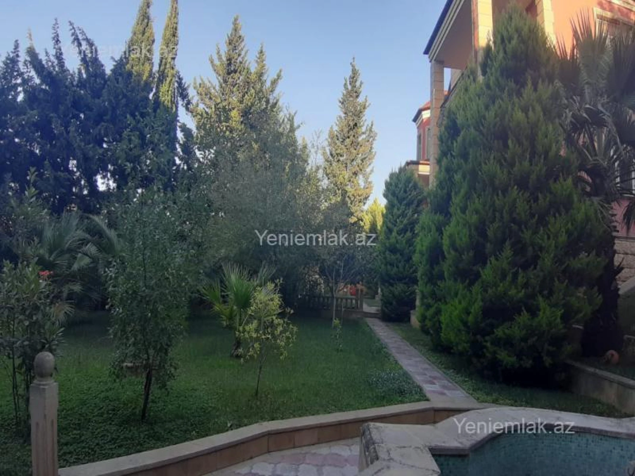 Satılır 10 otaqlı həyət evi 800 m²