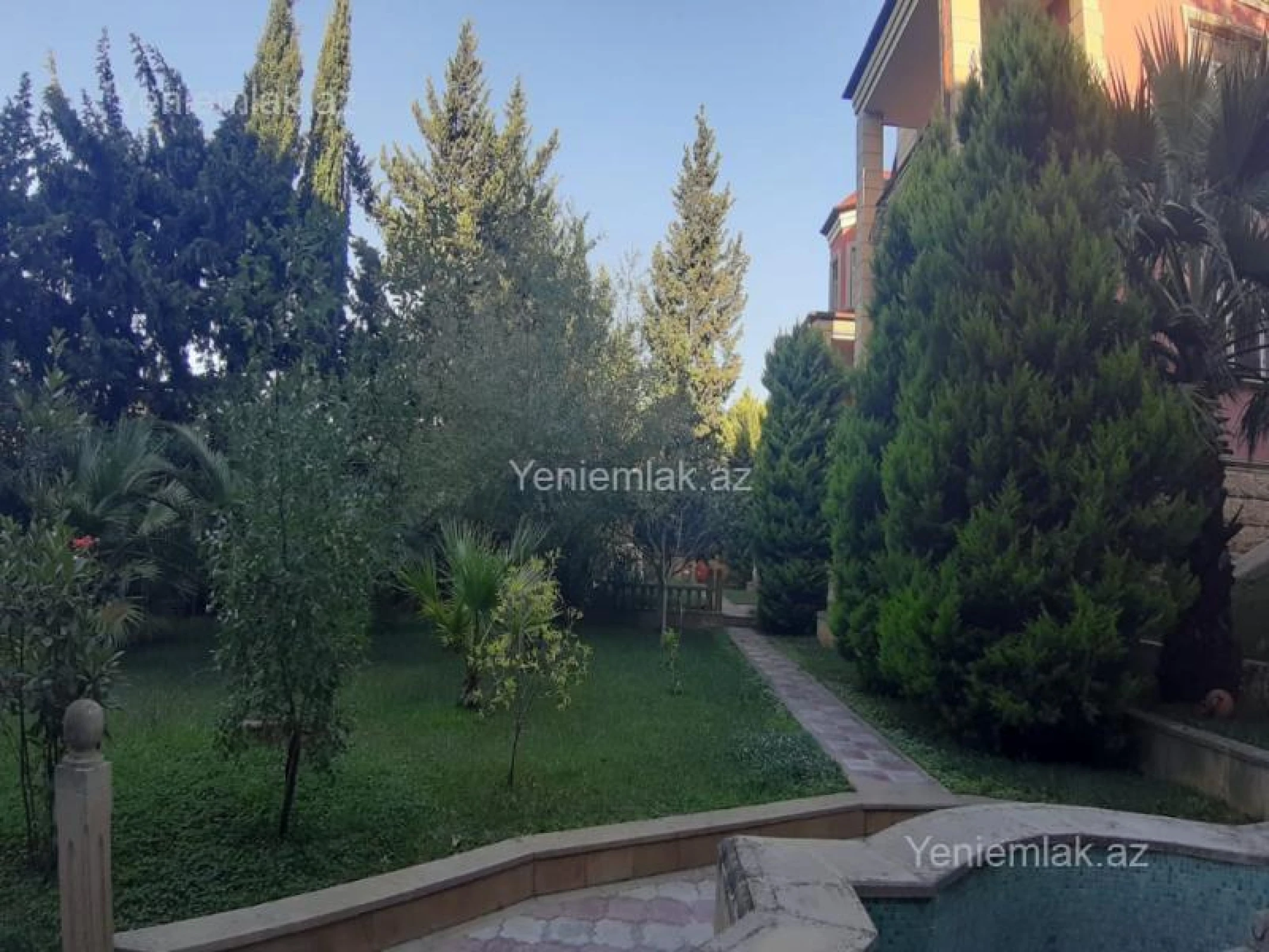 Satılır 10 otaqlı həyət evi 800 m²