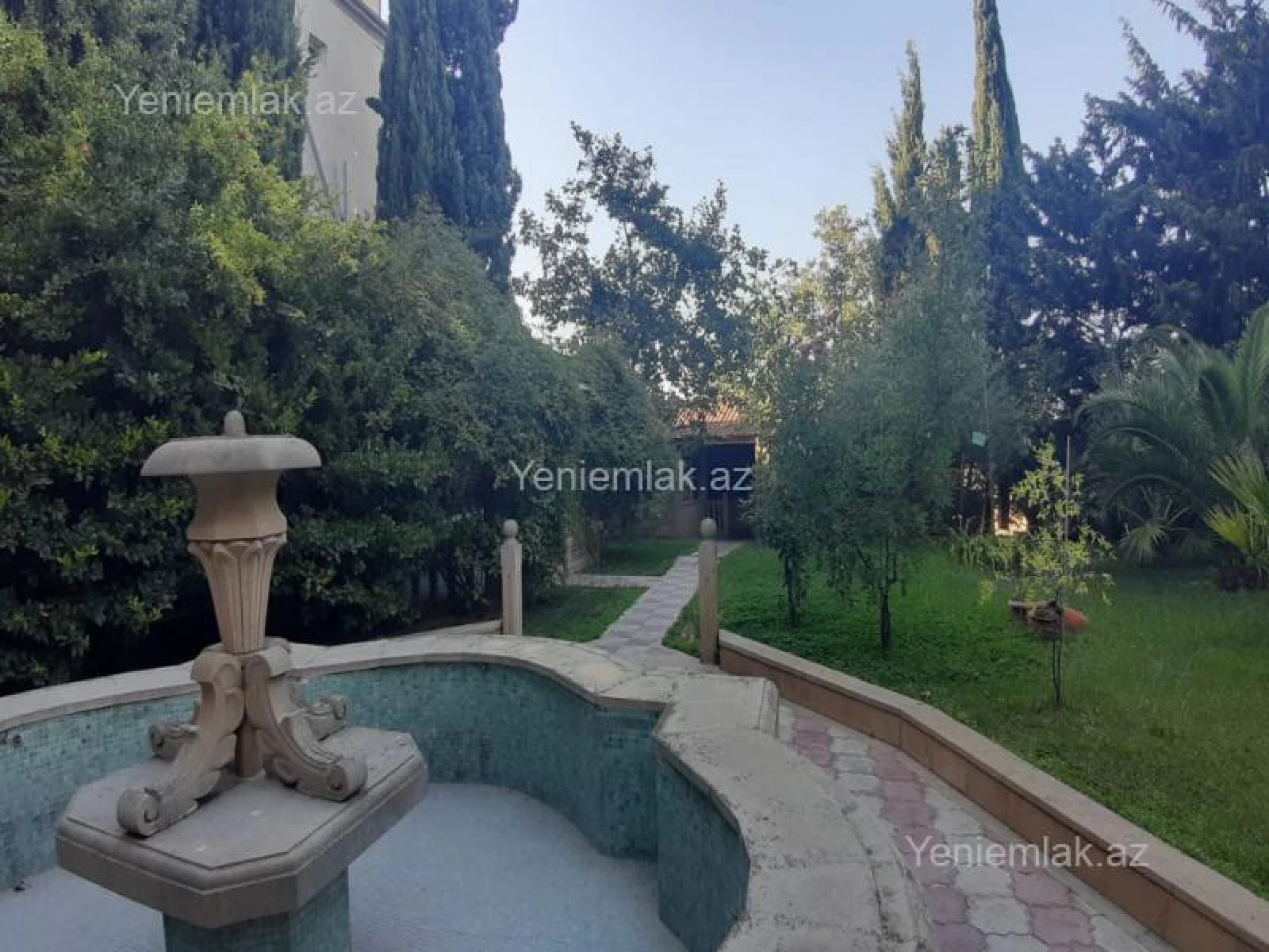 Satılır 10 otaqlı həyət evi 800 m²