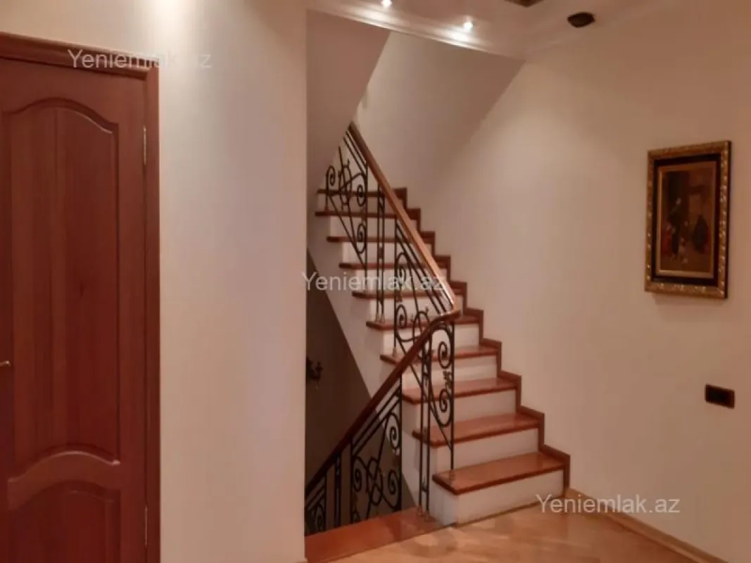 Satılır 10 otaqlı həyət evi 800 m²