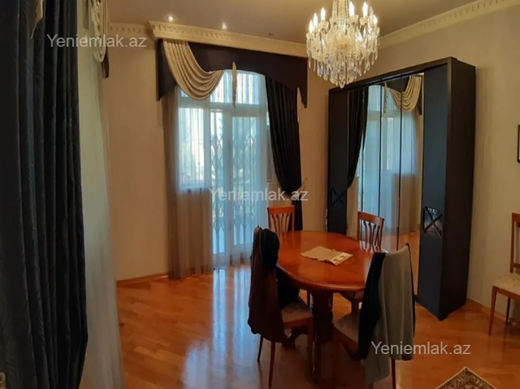 Satılır 10 otaqlı həyət evi 800 m²