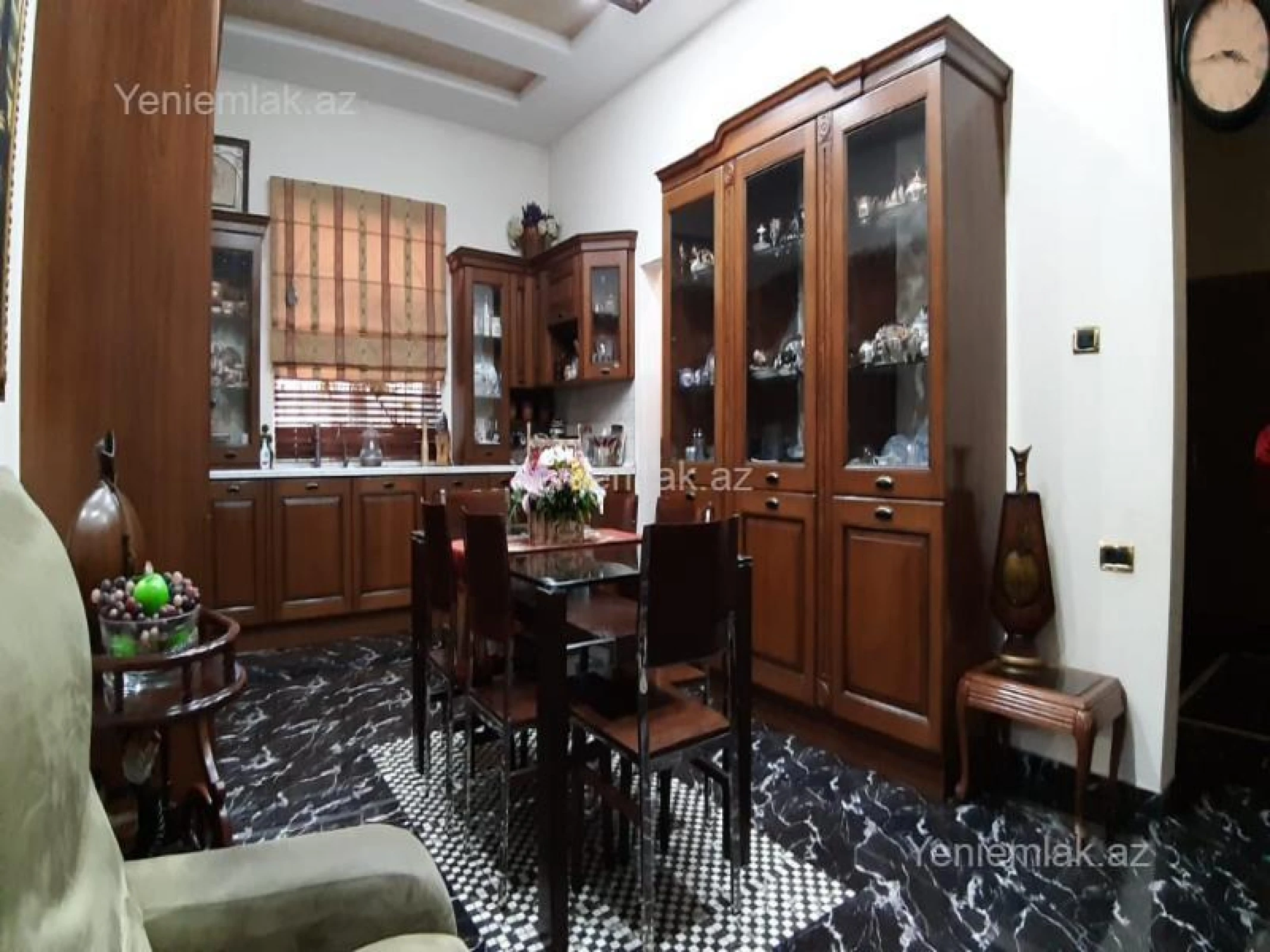 Satılır 10 otaqlı həyət evi 800 m²