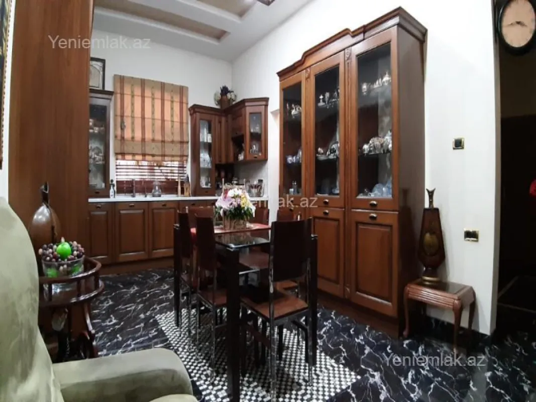 Satılır 10 otaqlı həyət evi 800 m²