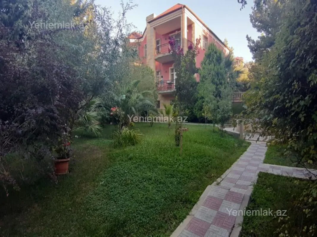 Satılır 10 otaqlı həyət evi 800 m²