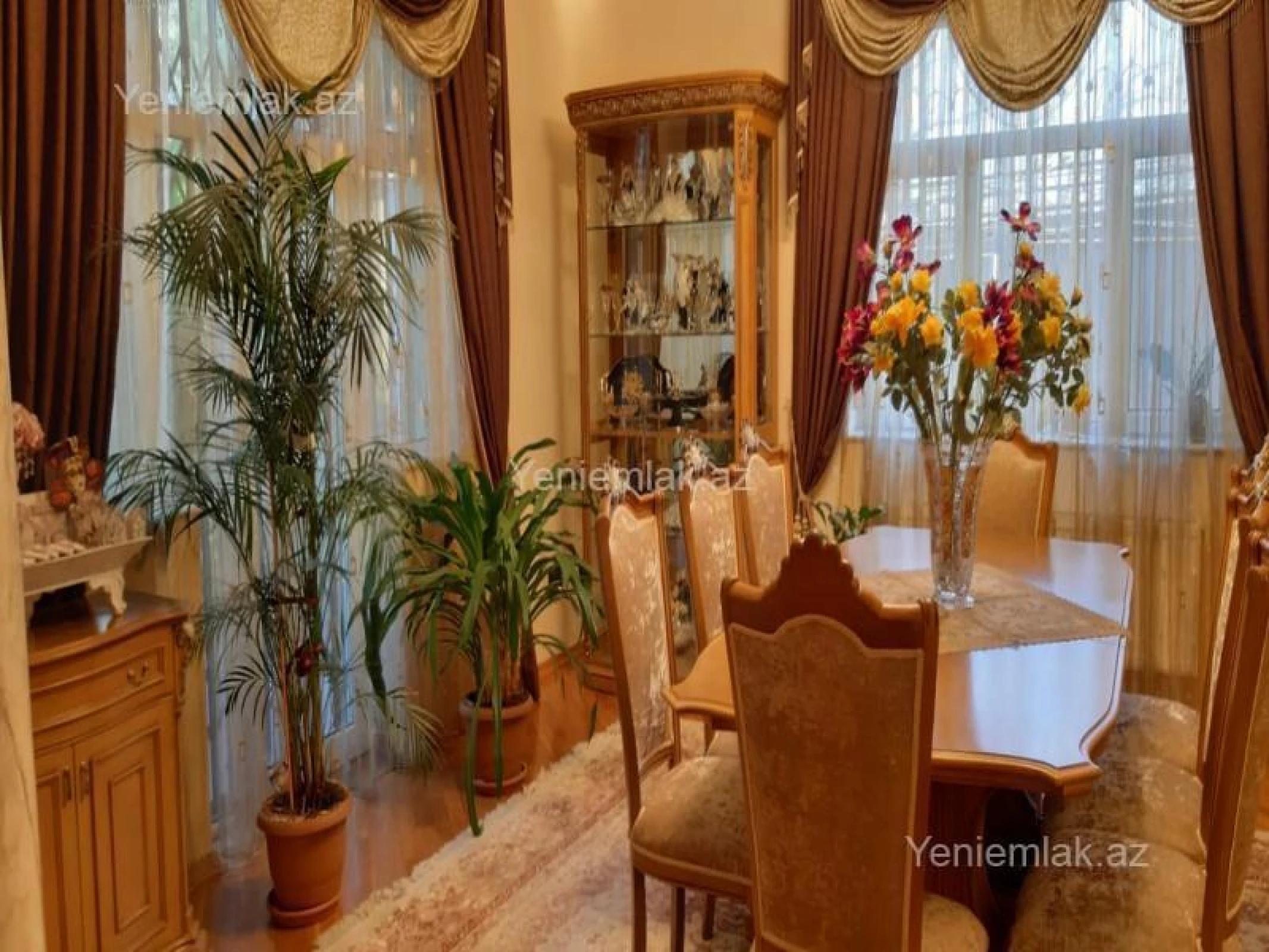 Satılır 10 otaqlı həyət evi 800 m²