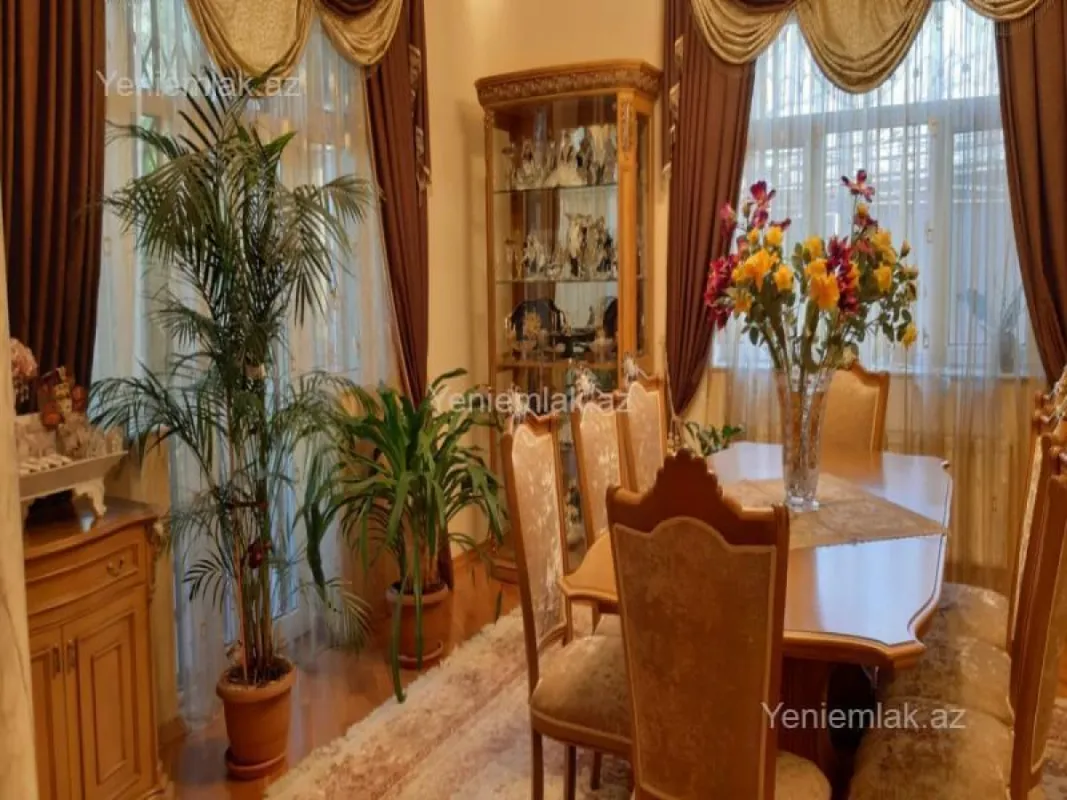 Satılır 10 otaqlı həyət evi 800 m²