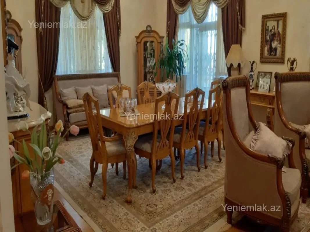 Satılır 10 otaqlı həyət evi 800 m²