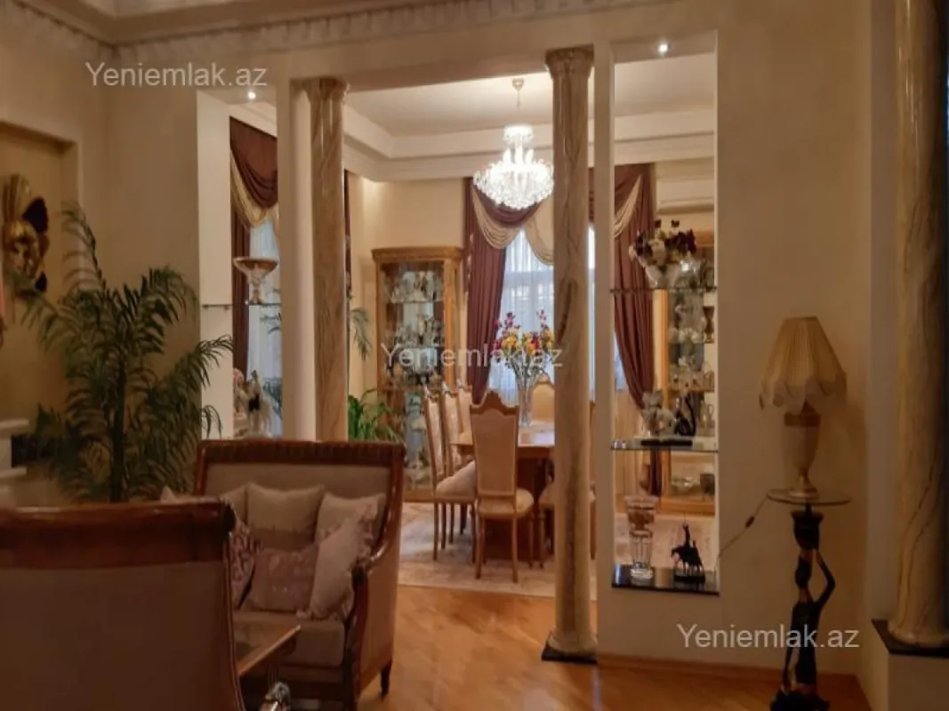 Satılır 10 otaqlı həyət evi 800 m²