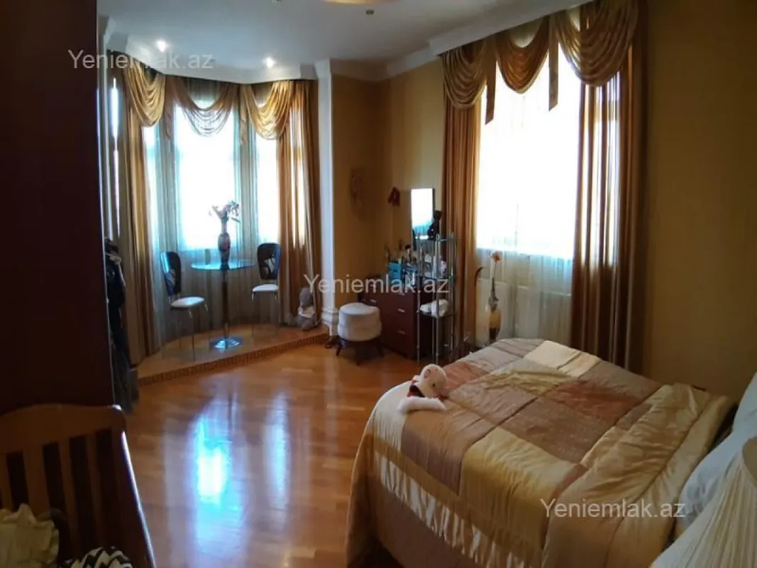 Satılır 10 otaqlı həyət evi 800 m²