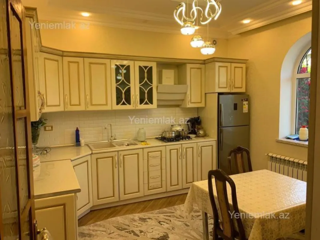 Satılır 5 otaqlı həyət evi 220 m²