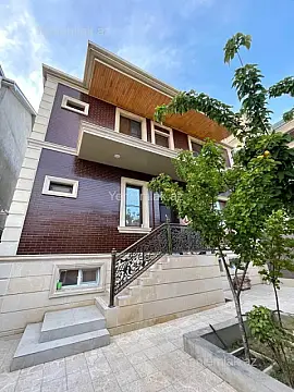 Satılır 5 otaqlı həyət evi 270 m²