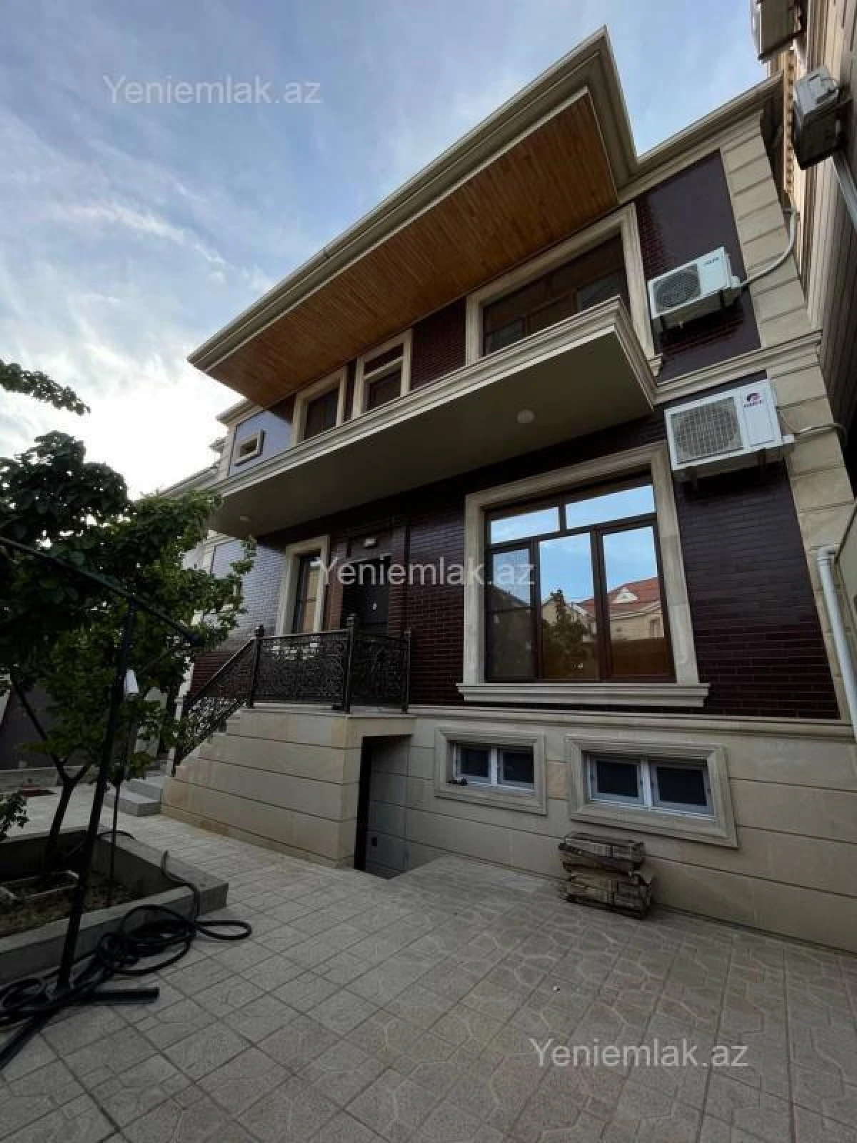 Satılır 5 otaqlı həyət evi 270 m²