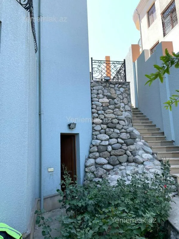 Satılır 10 otaqlı həyət evi 542 m²