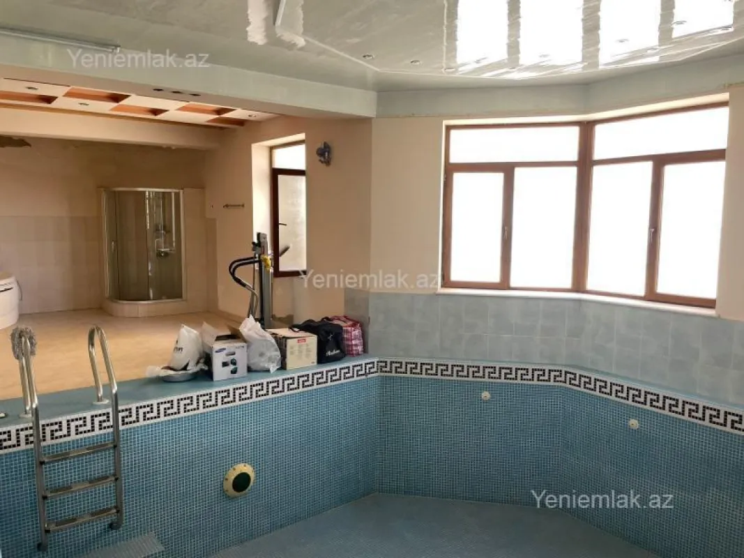 Satılır 10 otaqlı həyət evi 542 m²