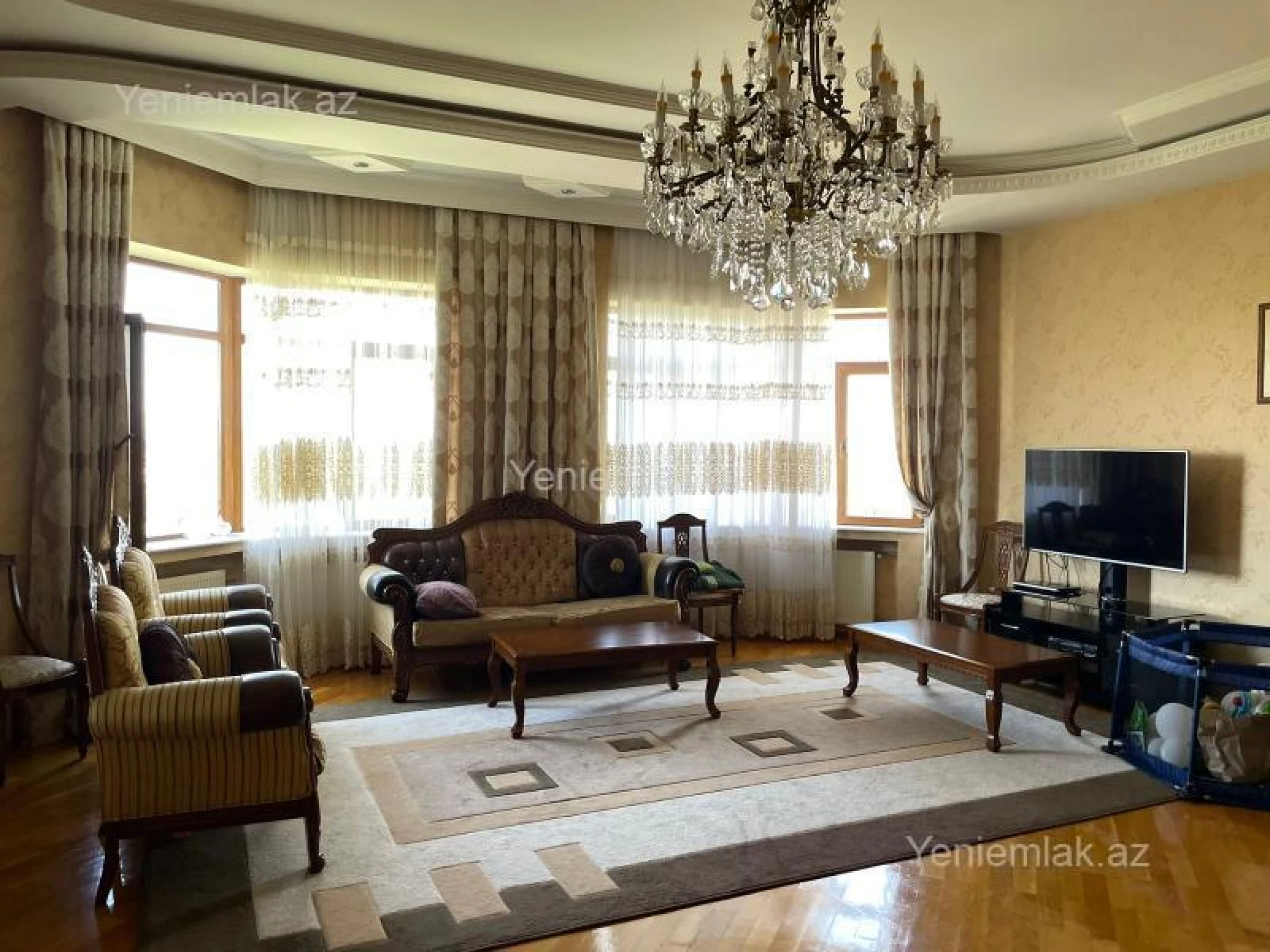 Satılır 10 otaqlı həyət evi 542 m²