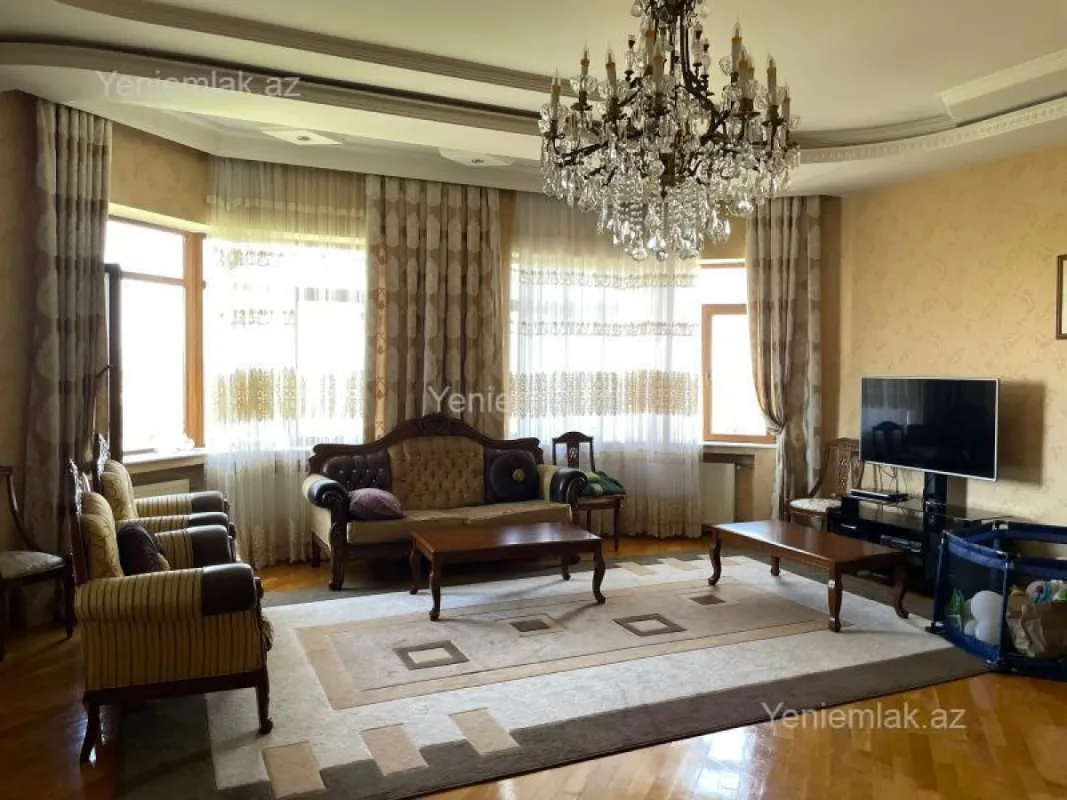 Satılır 10 otaqlı həyət evi 542 m²