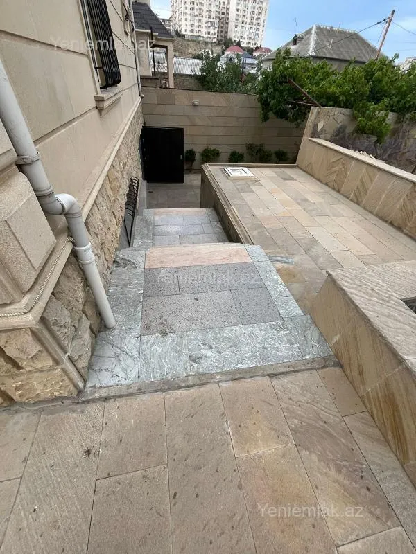 Satılır 5 otaqlı həyət evi 250 m²