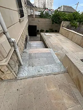 Satılır 5 otaqlı həyət evi 250 m²